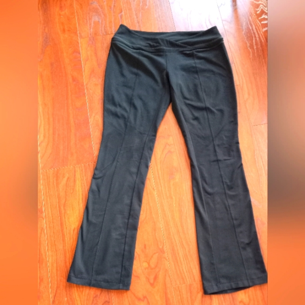 MOUNTAIN HARDWEAR BOOT CUT YOGA PANTS